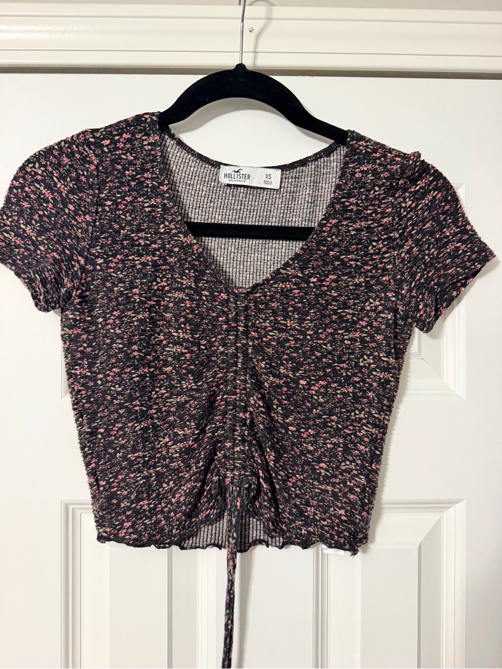 Hollister Black Floral Ruched V-Neck Crop Top - XS